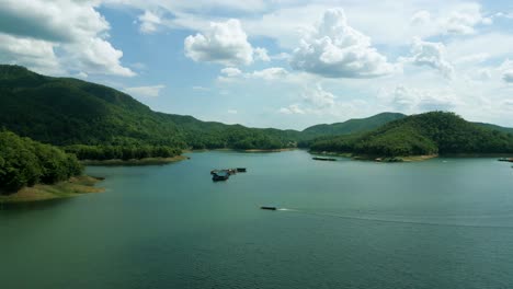 Imágenes-Aéreas-De-Naturaleza-Cinematográfica-De-4k-De-Un-Dron-Volando-Sobre-El-Hermoso-Lago-Y-Las-Montañas-Del-Parque-Nacional-De-Srilanna-En-Chiang-Mai,-Tailandia-En-Un-Día-Soleado