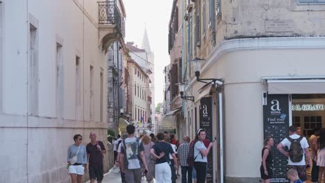 Los-Peatones-En-La-Calle-Recta-Que-Conduce-A-La-Iglesia-De-San