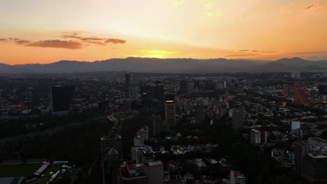 Luftaufnahme-Rückwärts-über-Dem-Polanco-Viertel,-Farbenfroher-Sonnenuntergang-In-Mexiko-Stadt