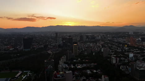 Vista-Aérea-Hacia-Atrás-Sobre-El-Distrito-De-Polanco,-Colorido-Atardecer-En-La-Ciudad-De-México