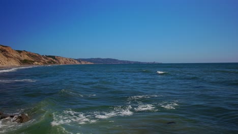 Vista-Panorámica-Derecha-De-Una-Playa-En-San-Diego-Con-Una-Gran-Vista-De-Los-Acantilados,-Las-Rocas-Y-El-Océano-Pacífico