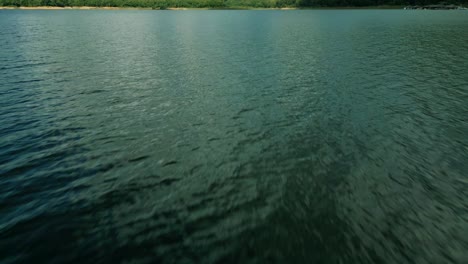 4K-Filmische-Naturluftaufnahmen-Einer-Drohne,-Die-An-Einem-Sonnigen-Tag-über-Den-Wunderschönen-See-Und-Die-Berge-Des-Srilanna-Nationalparks-In-Chiang-Mai,-Thailand,-Fliegt
