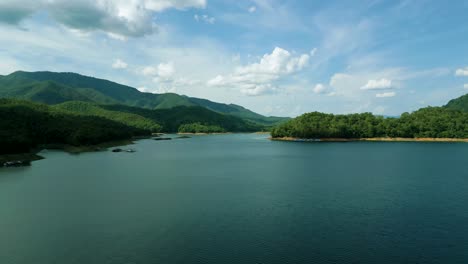 4K-Cinematic-nature-aerial-footage-of-a-drone-flying-over-the-beautiful-lake-and-mountains-of-Srilanna-National-Park-in-Chiang-Mai,-Thailand-on-a-sunny-day