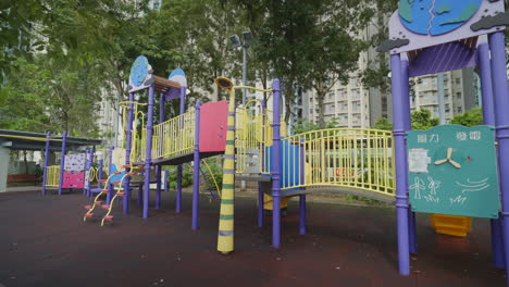 Parque-Infantil-En-El-Complejo-De-Edificios-De-Hong-Kong,-China