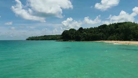 4K-Filmische-Naturluftaufnahmen-Einer-Drohne,-Die-An-Einem-Sonnigen-Tag-über-Den-Wunderschönen-Strand-Von-Surin-In-Phuket,-Thailand,-Fliegt