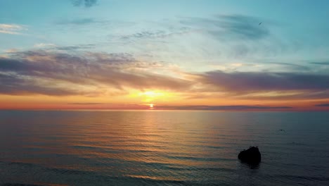 Luftaufnahme-Des-Wunderschönen-Goldenen-Sonnenuntergangs-über-Dem-Strand-Von-Pavilosta,-Lettland