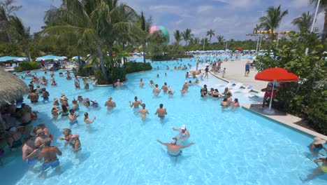 Menschen-Im-Pool-Von-Coco-Cay,-Bahamas