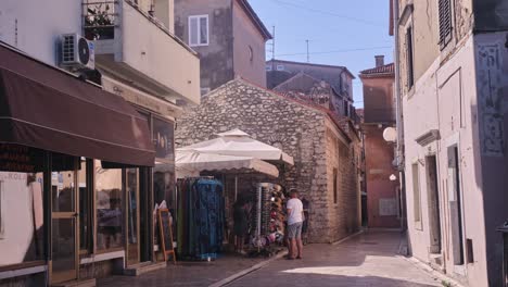 Timelapse-of-a-small-alley-with-shops-and-people-in-Zadar,-Croatia