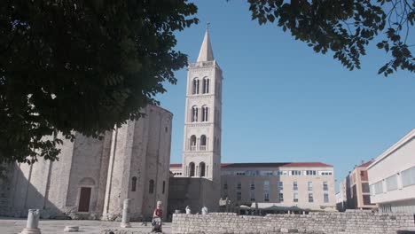 Cielo-Azul-De-Verano-Como-Fondo-Para-La-Torre-Blanca-De-La-Iglesia-De-San