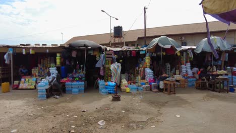 Afrikanerin-Eilt-Durch-Den-Kleinen-Afrikanischen-Markt-Am-Banjul-Fährterminal,-Um-Die-Fähre-Zu-Erreichen
