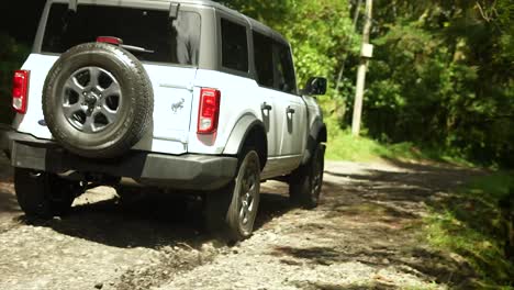 Ford-Bronco-Auf-Ballast-Im-Wald-Fahren