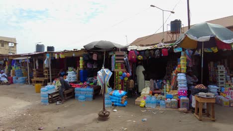 Vista-Panorámica-Izquierda-Del-Pequeño-Mercado-Africano-En-La-Terminal-De-Ferry-De-Banjul,-Autoridad-Portuaria-De-Gambia.