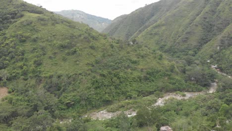 Montaña-Colombiana-Con-Río-Y-Carretera