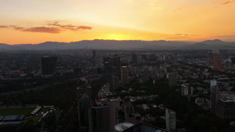 Vista-Aérea-Que-Se-Eleva-Sobre-El-Paisaje-Urbano-De-Polanco,-Colorido-Atardecer-En-La-Ciudad-De-México