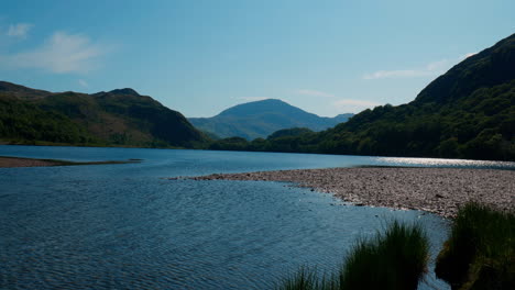 View-of-mountains-from-the-lakeside-on-a-sunny-day-in-summer-in-Snowdonia-national-park