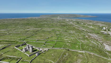 Drohnenansicht-Der-Inismore-Aran-Inseln-Westlich-Von-Irland,-Aussichtspunkt,-Der-Wie-Eine-Burg-Aussieht
