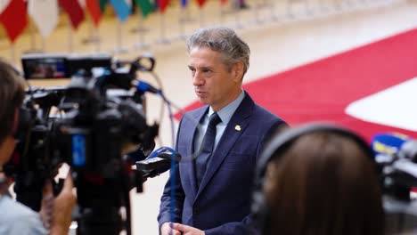 El-Primer-Ministro-De-Eslovenia,-Robert-Golob,-Dando-Una-Entrevista-Durante-La-Cumbre-Del-Consejo-Europeo-En-Bruselas,-Bélgica---Plano-Medio-Cercano.