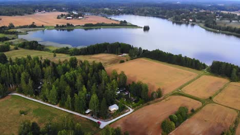 Imágenes-De-Drones-De-Un-Lago-Y-Algunos-Campos-En-Suecia