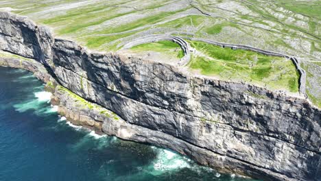 Drohne-Mit-Blick-Auf-Die-Festung-Und-Die-Klippen-Von-Dun-Angus-Inis,-Weitere-Aran-Inseln,-Irland