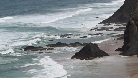 Brechende-Wellen-Auf-Felsen-An-Der-Nordatlantikküste-Portugals-In-Zeitlupe
