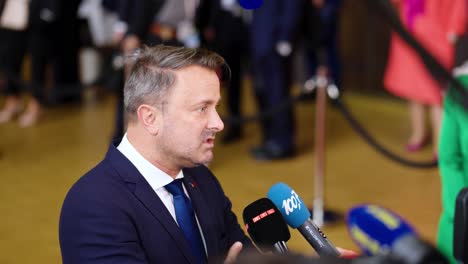 Der-Luxemburgische-Premierminister-Xavier-Bettel-Gibt-Während-Des-Gipfeltreffens-Des-Europäischen-Rates-In-Brüssel,-Belgien,-Ein-Interview-–-Zeitlupenaufnahme