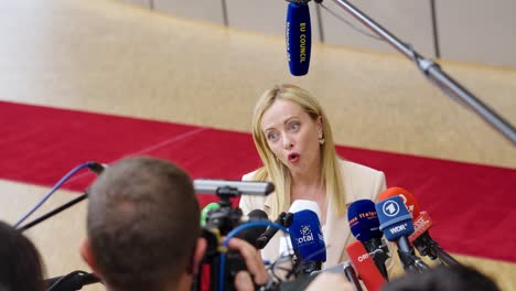 La-Primera-Ministra-De-Italia,-Giorgia-Meloni,-Dando-Una-Entrevista-Durante-La-Cumbre-Del-Consejo-Europeo-En-Bruselas,-Bélgica---Plano-Medio-Cercano.