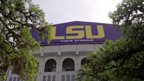 Tigerstadion-Der-Louisiana-State-University-Mit-Gimbal-Video,-Das-In-Zeitlupe-Aus-Nächster-Nähe-Durch-Bäume-Läuft