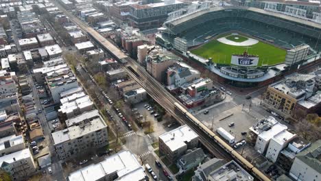 Estadio-De-Béisbol-De-Chicago-Con-Tren-Pasando