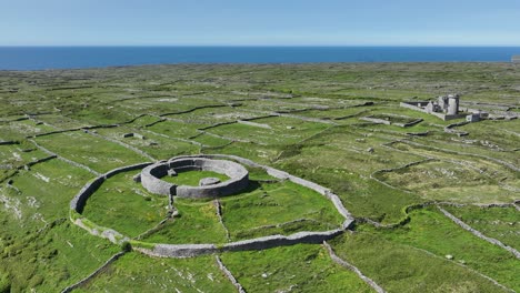 Alte-Prähistorische-Festung-Auf-Den-Inis-More-Aran-Inseln-Mit-Dem-Blauen-Atlantik-Und-Winzigen-Feldern,-Die-Von-Trockenmauern-Umgeben-Sind,-Auf-Dem-Wild-Atlantic-Way