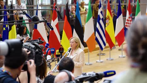 Die-Italienische-Ministerpräsidentin-Giorgia-Meloni-Spricht-Mit-Der-Presse-Während-Des-Gipfeltreffens-Des-Europäischen-Rates-In-Brüssel,-Belgien-–-Weitwinkelaufnahme