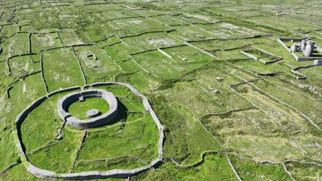 Fuerte-Prehistórico-Y-Pequeños-Muros-De-Piedra-En-Las-Islas-Inis-More-Aran-Al-Oeste-De-Irlanda