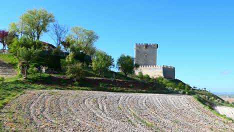 Burg-In-Spanien-Auf-Einem-Hügel-Mit-Blauem-Himmel-Dahinter