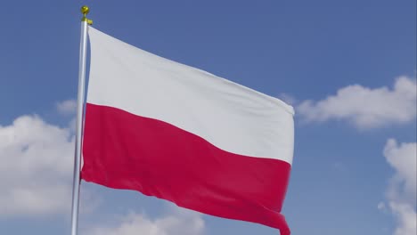Bandera-De-Polonia-Moviéndose-En-El-Viento-Con-Un-Cielo-Azul-Claro-En-El-Fondo,-Nubes-Moviéndose-Lentamente,-Asta-De-Bandera,-Cámara-Lenta