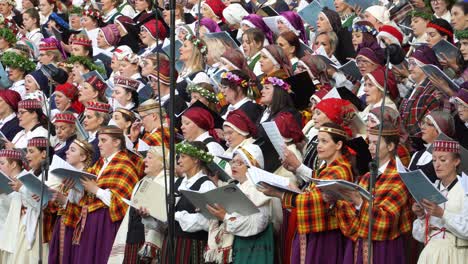 Primer-Plano-De-Hermosas-Mujeres-Cantantes-De-Coros-Folclóricos-En-El-Concierto-Previo-A-Los-Eventos-Del-Xxvii-Festival-Nacional-De-Canciones-Letonas-Y-Xvii-De-Danza