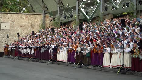 Die-Mitglieder-Des-Gemischten-Volkschors-Führen-Ein-Beliebtes-Chorlied-Während-Des-Vorveranstaltungskonzerts-Des-27.-Landesweiten-Lettischen-Lied--Und-XVII.-Tanzfestivals-Auf