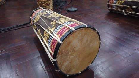 Kendang,-Tambores-Hechos-A-Mano-Tradicionales-De-Madera-Redondeados-Para-La-Música-De-Gamelán-Indonesio
