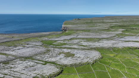 Flug-Ins-Landesinnere-Von-Dun-Angus-über-Die-Kargen-Felsen-Von-Inis-Mor-Zum-Fort-Und-Die-Steilen-Klippen-Zu-Den-Aran-Inseln-Im-Atlantik-Westlich-Von-Irland