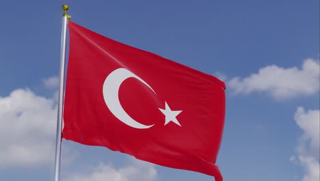 Bandera-De-Turquía-Moviéndose-En-El-Viento-Con-Un-Cielo-Azul-Claro-En-El-Fondo,-Nubes-Moviéndose-Lentamente,-Asta-De-Bandera,-Cámara-Lenta