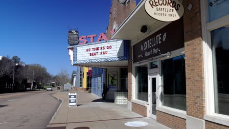 Stax-Museum-Of-American-Soul-Music-Schild-In-Memphis,-Tennessee-Mit-Gimbal-Video,-Das-Von-Der-Seite-In-Zeitlupe-Läuft