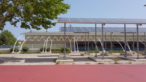 Vista-De-Los-Paneles-Solares-Térmicos-Y-Energía-Verde-De-Un-Centro-Deportivo-Y-Piscina
