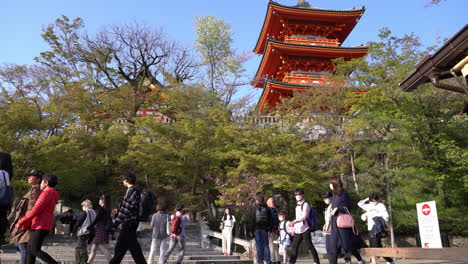 Kyoto,-Japan---3.-April-2023:-Touristenspaziergang-Im-Kiyomizu-dera-Tempel