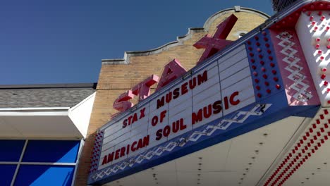 Stax-Museum-Of-American-Soul-Music-Schild-In-Memphis,-Tennessee-Mit-Kardanischer-Videoschwenkung-In-Zeitlupe