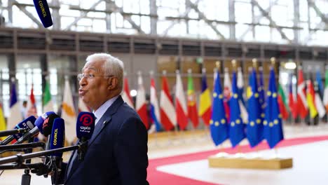 Der-Portugiesische-Premierminister-António-Costa-Gibt-Während-Des-Gipfeltreffens-Des-Europäischen-Rates-In-Brüssel,-Belgien,-Ein-Interview-–-Filmische-Aufnahme