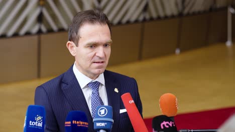 Der-Slowakische-Ministerpräsident-Ľudovít-Ódor-Gibt-Ein-Interview-Während-Des-Gipfeltreffens-Des-Europäischen-Rates-In-Brüssel,-Belgien-–-Nahaufnahme