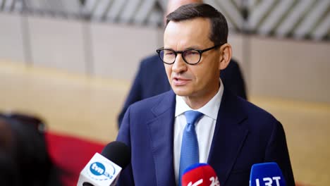 El-Primer-Ministro-De-Polonia,-Mateusz-Morawiecki,-Señala-Con-El-Dedo-Durante-La-Cumbre-Del-Consejo-Europeo-En-Bruselas,-Bélgica.