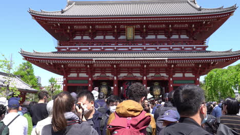 Tokio,-Japón---9-De-Abril-De-2023:-Gente-Caminando-En-El-Templo-Senso-ji-En-Asakusa