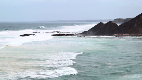 Brechende-Wellen-Auf-Felsen-An-Der-Nordatlantikküste-Portugals-In-Zeitlupe