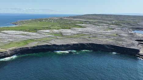 Drone-Volando-Desde-El-Océano-Atlántico-Sobre-Los-Acantilados-Sae-De-Inis-Más-Islas-Aran-Al-Oeste-De-Irlanda