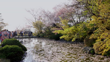 Kyoto,-Japón---3-De-Abril-De-2023:-Turista-Caminando-Por-Las-Escaleras-En-El-Templo-Kiyomizu-dera