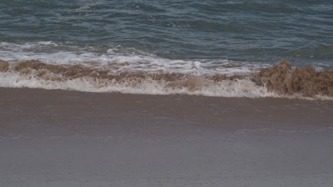 Brechende-Wellen-Rollen-In-Zeitlupe-Am-Strand-An-Der-Nordatlantikküste-Portugals